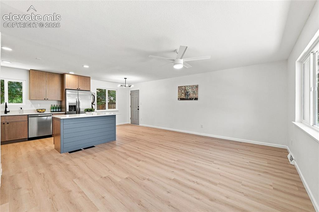 Image 7 of 28: Kitchen