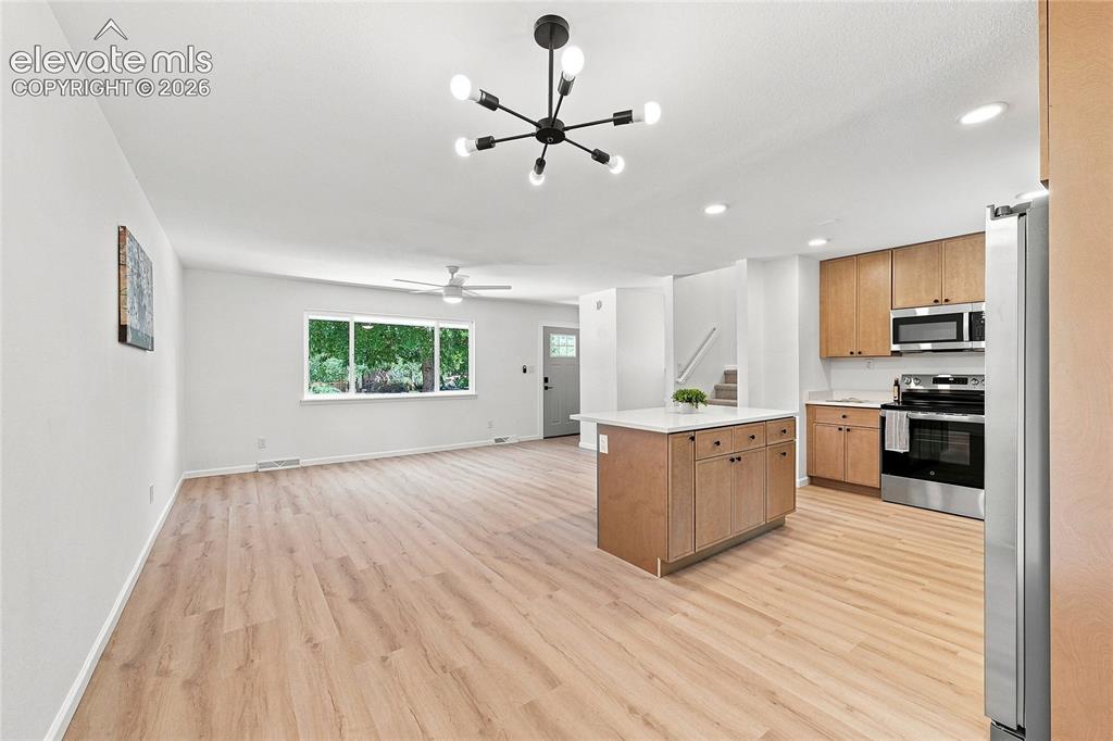 Image 9 of 28: Kitchen