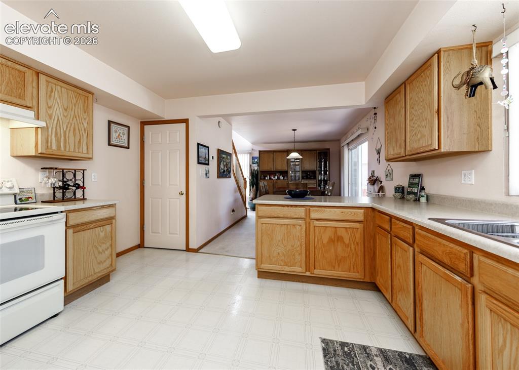 Image 10 of 26: Kitchen