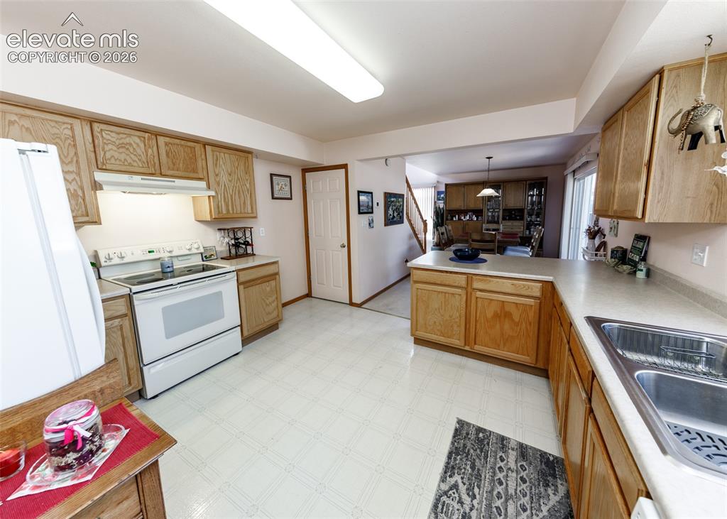 Image 12 of 26: Kitchen