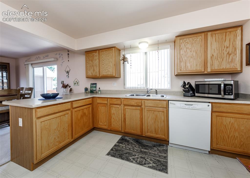 Image 9 of 26: Kitchen