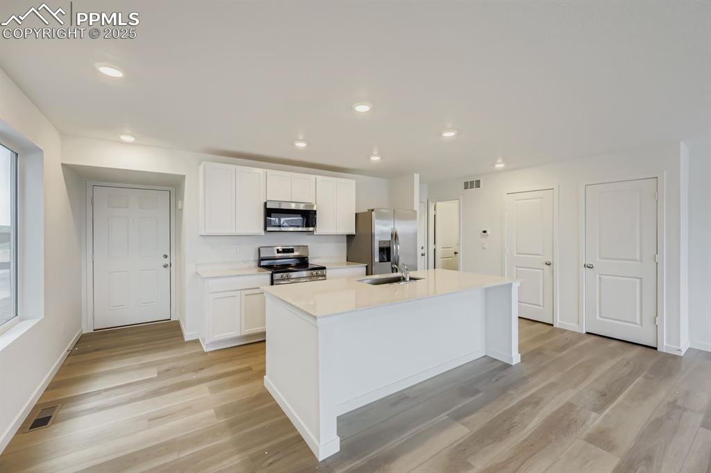 Image 4 of 17: Kitchen