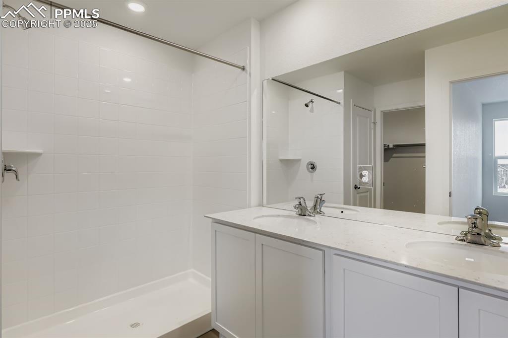 Image 6 of 17: Bathroom