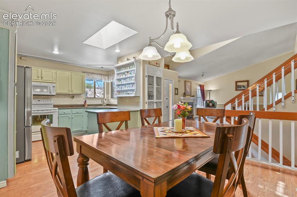 Image 11 of 48: Dining Area