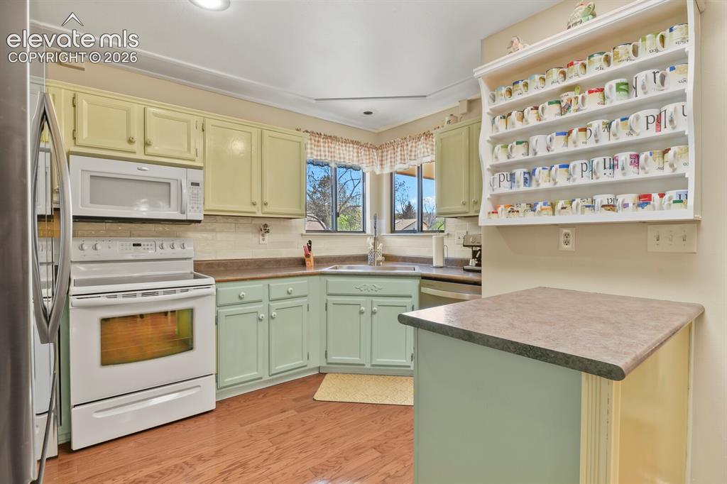 Image 13 of 48: Kitchen