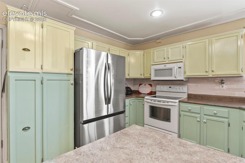 Image 14 of 48: Kitchen
