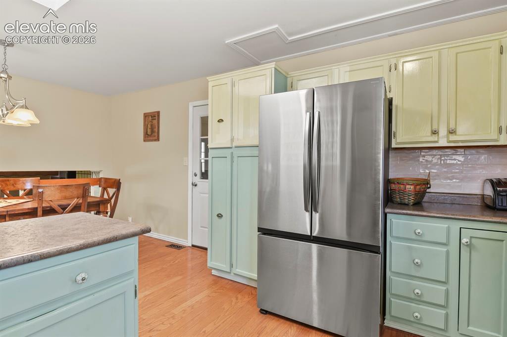 Image 15 of 48: Kitchen