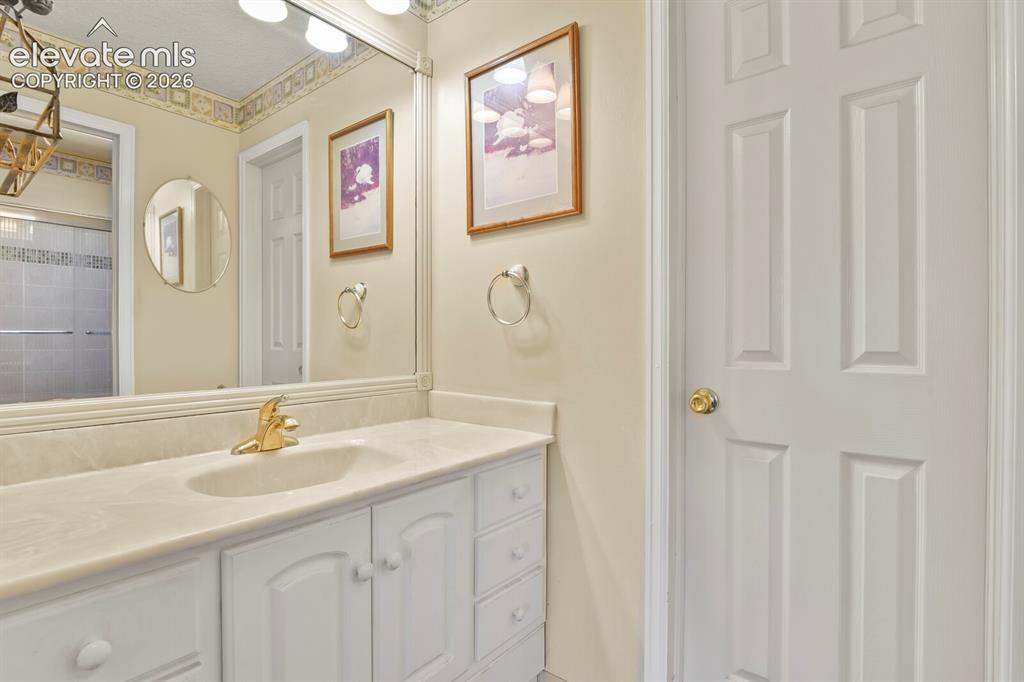 Image 20 of 48: Bathroom