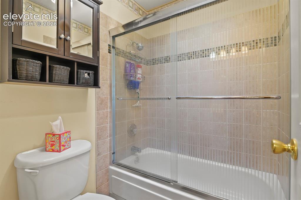 Image 21 of 48: Bathroom
