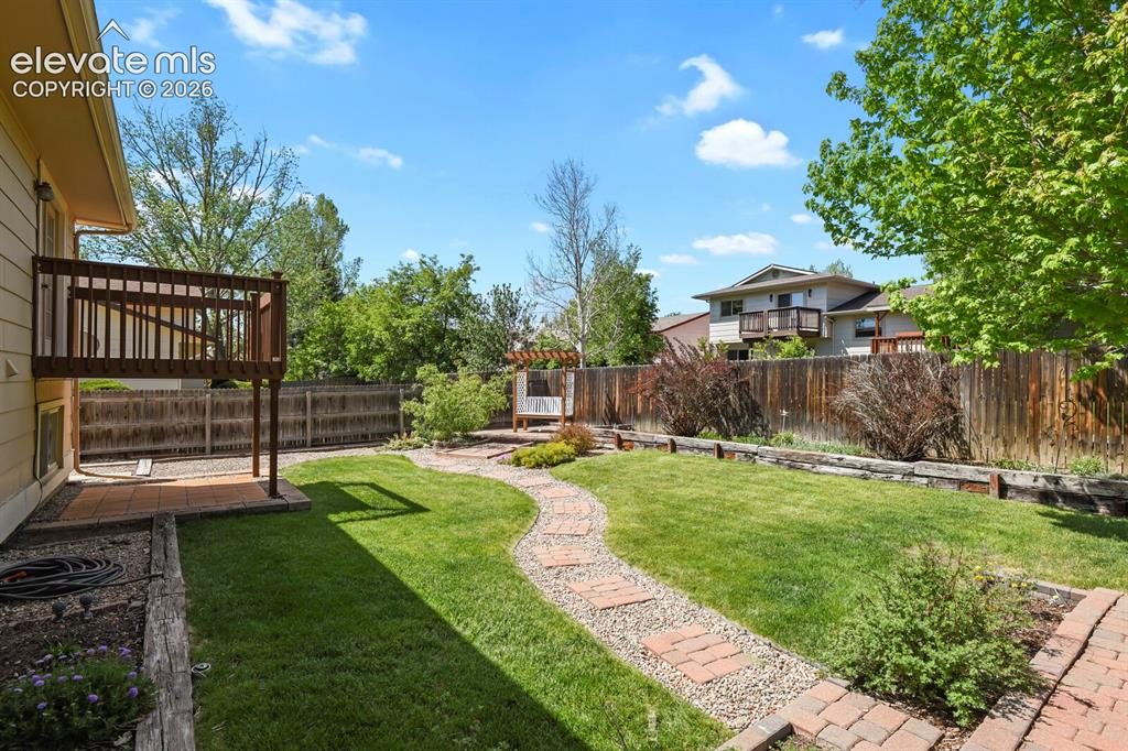 Image 45 of 48: Yard
