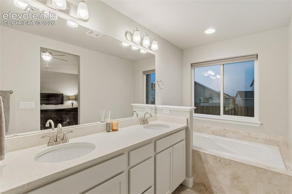 Image 13 of 32: Bathroom