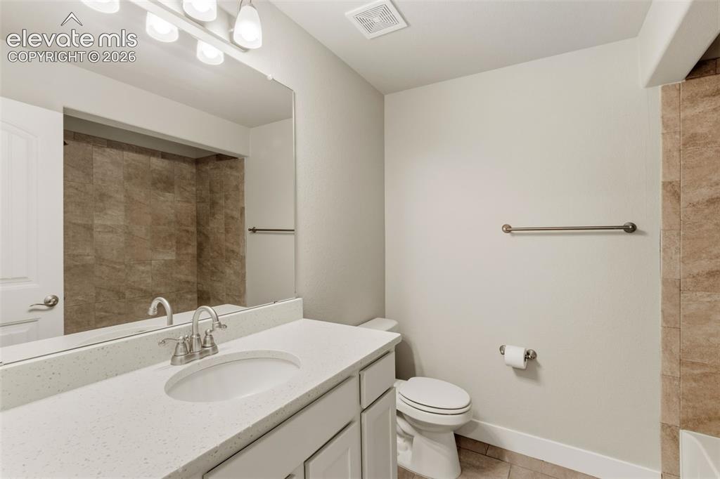 Image 15 of 32: Bathroom