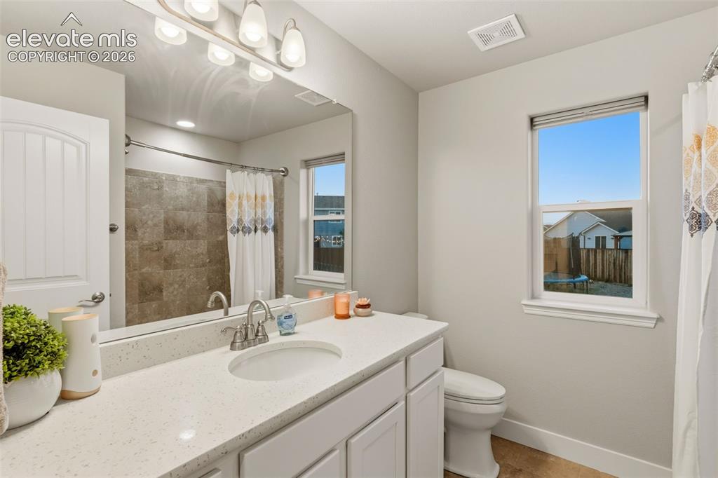 Image 16 of 32: Bathroom