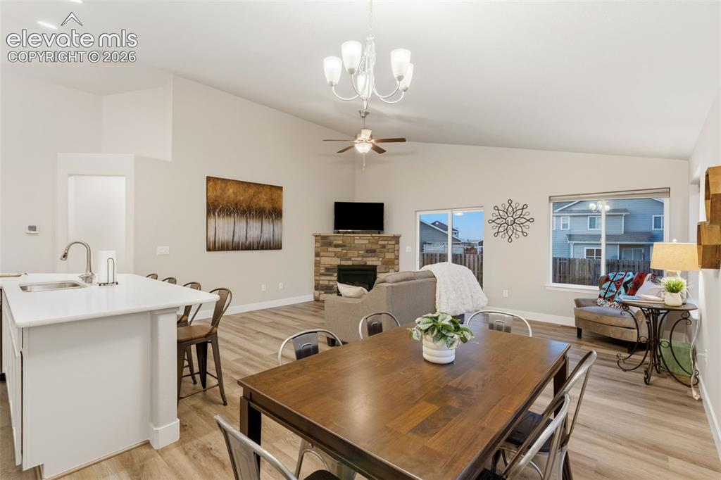 Image 4 of 32: Dining Area