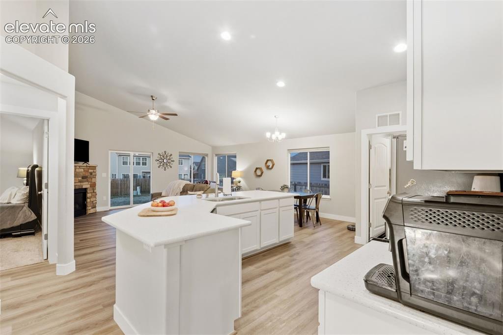Image 7 of 32: Kitchen