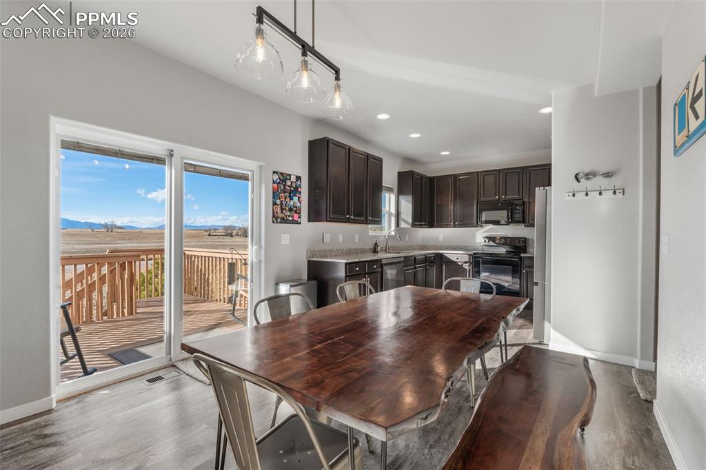 Image 10 of 42: Dining Area