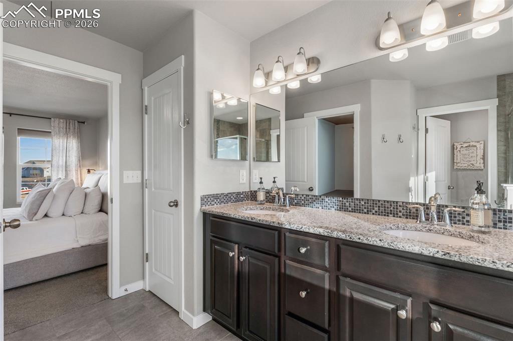 Image 20 of 42: Primary 5 Piece En Suite Attached 