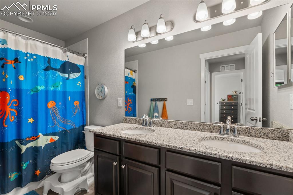 Image 30 of 42: Bathroom