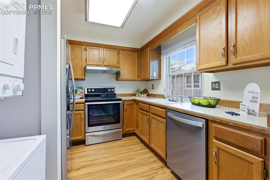 Image 15 of 47: Kitchen