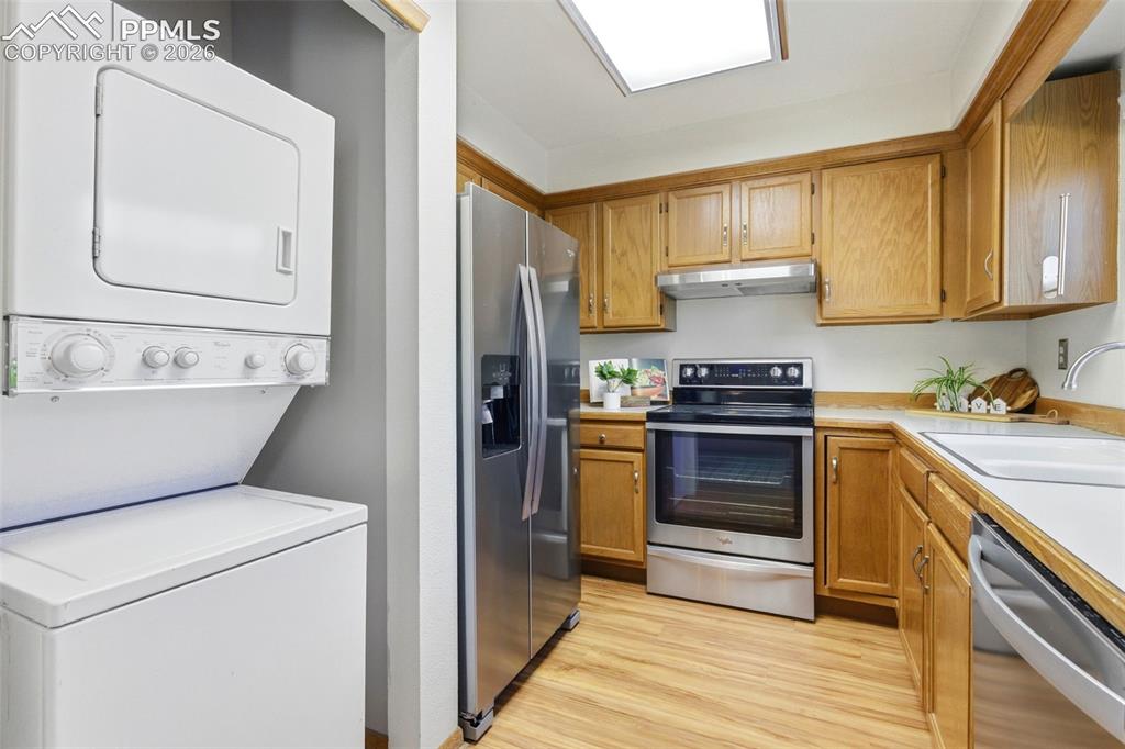 Image 16 of 47: Kitchen