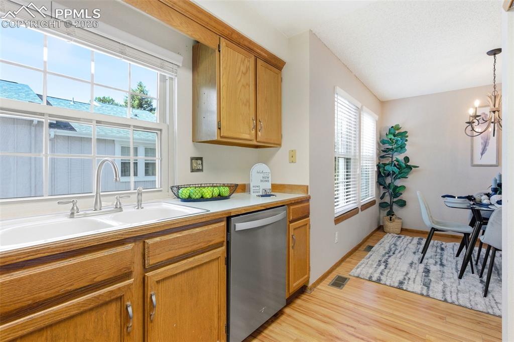 Image 17 of 47: Kitchen
