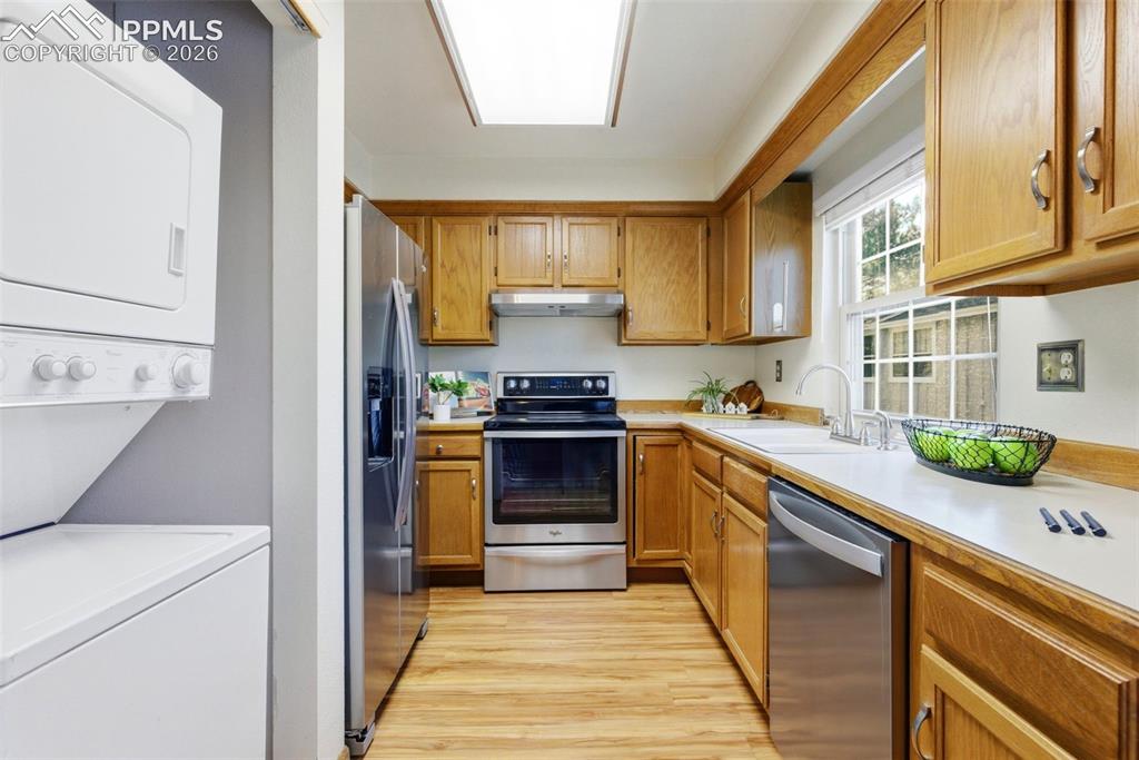 Image 21 of 47: Kitchen
