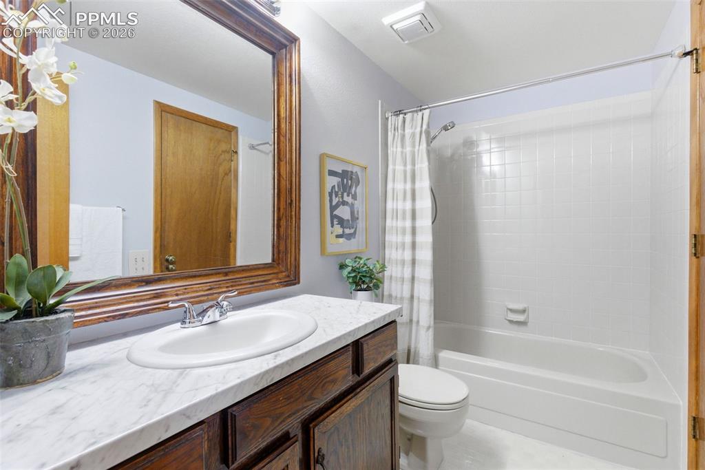 Image 35 of 47: Bathroom