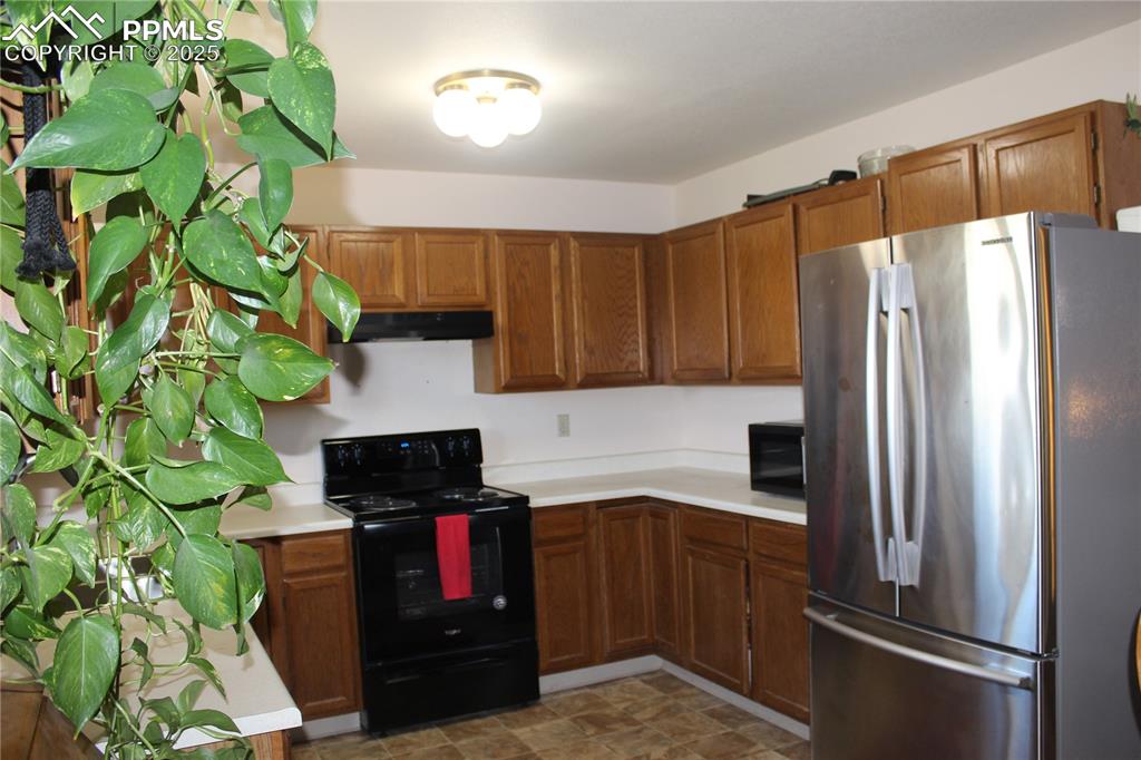 Image 12 of 27: Kitchen