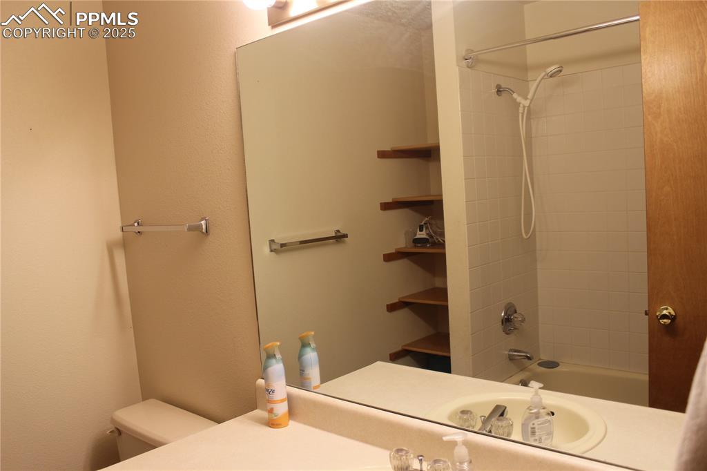 Image 19 of 27: Bathroom