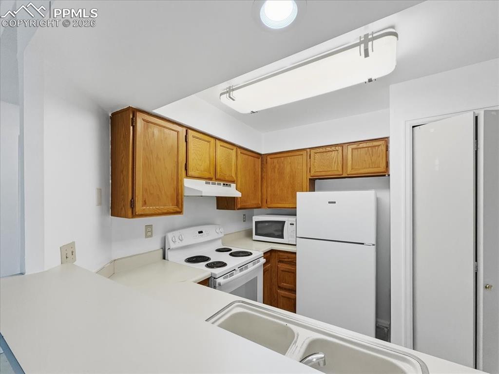 Image 12 of 25: Kitchen