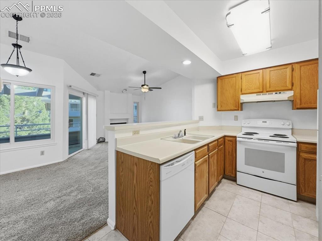 Image 13 of 25: Kitchen