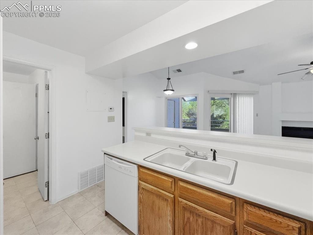 Image 14 of 25: Kitchen