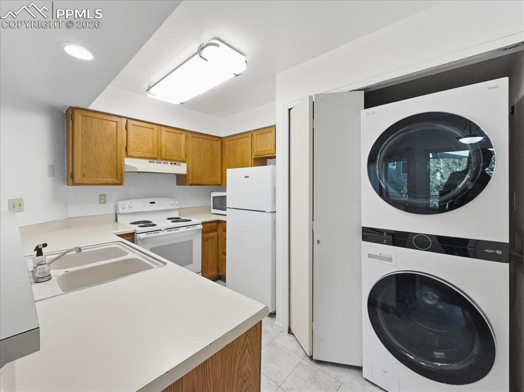 Image 16 of 25: Kitchen