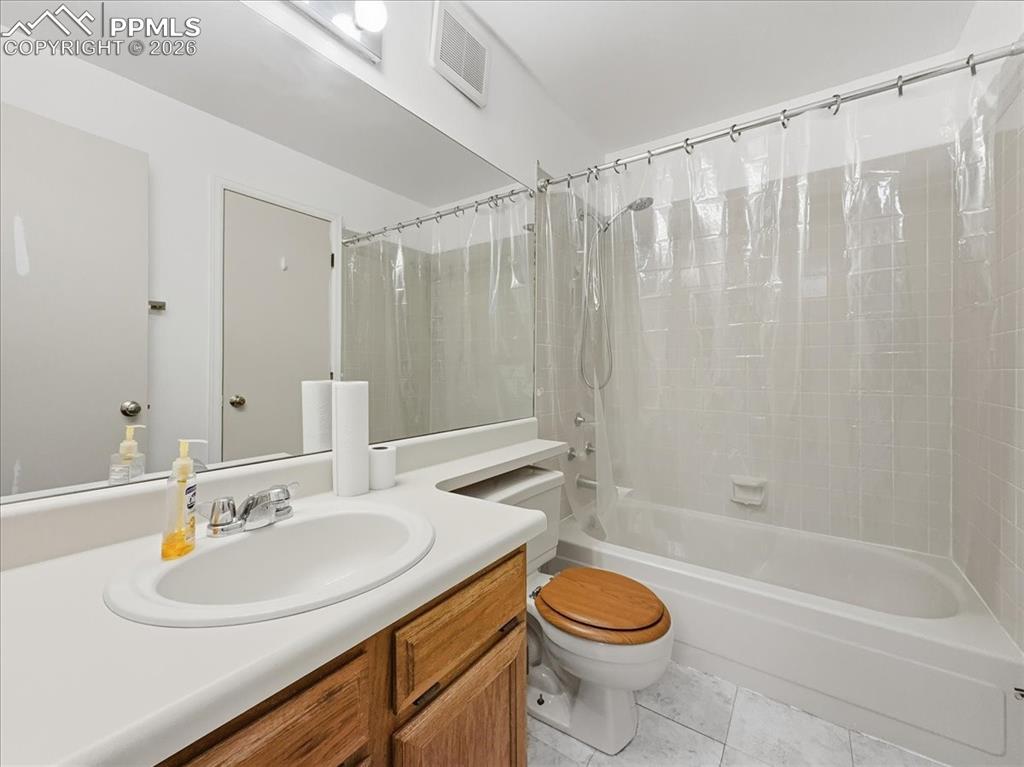 Image 18 of 25: Bathroom