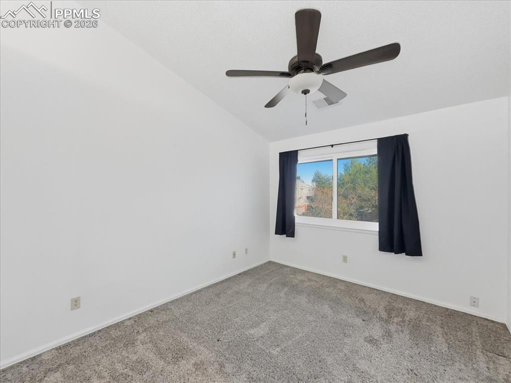 Image 19 of 25: Bedroom