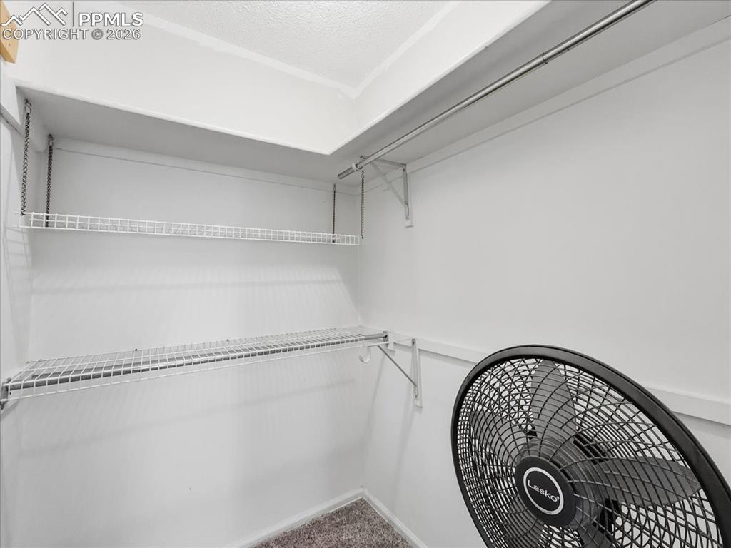 Image 21 of 25: Closet