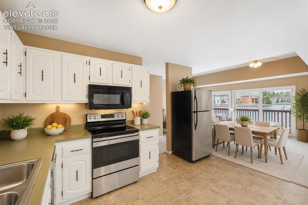 Image 18 of 43: Family Room
