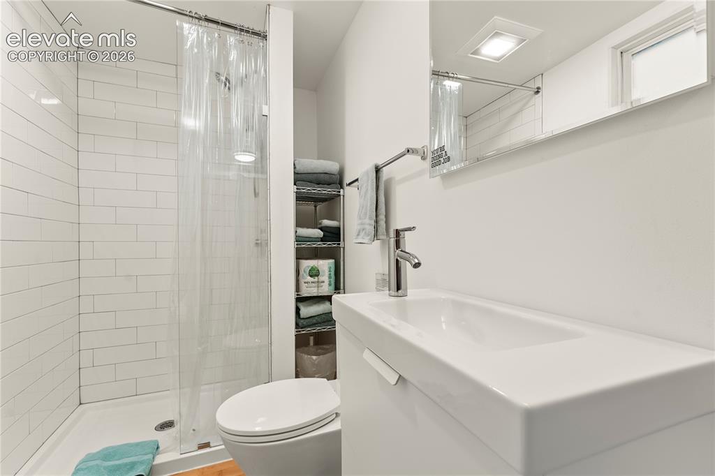 Image 34 of 42: Bathroom