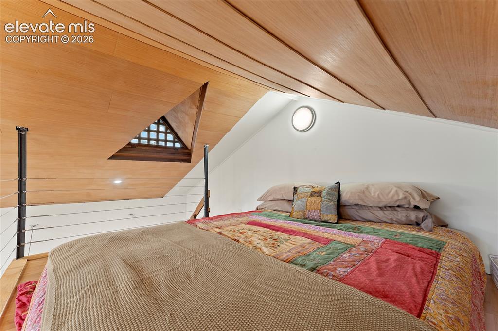 Image 36 of 42: Bedroom