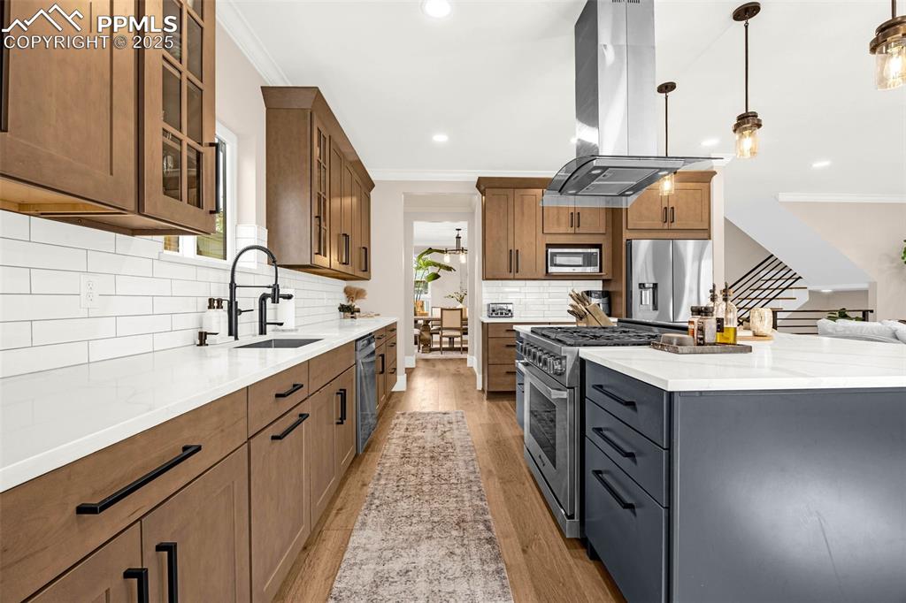 Image 12 of 47: Kitchen