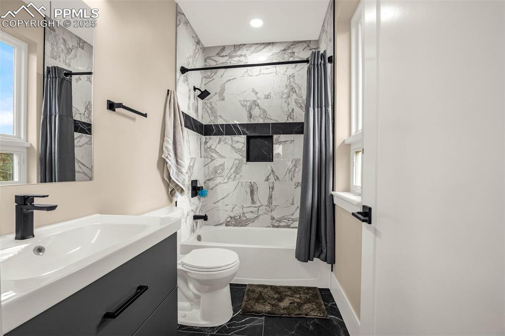 Image 24 of 47: 2nd Level Ensuite