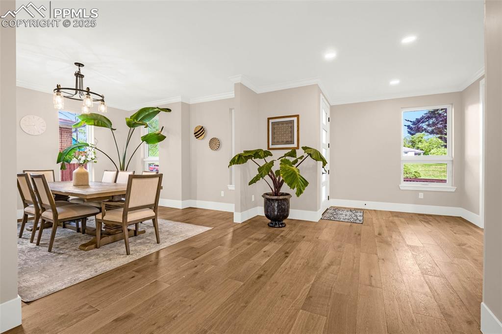 Image 5 of 47: Dining Area