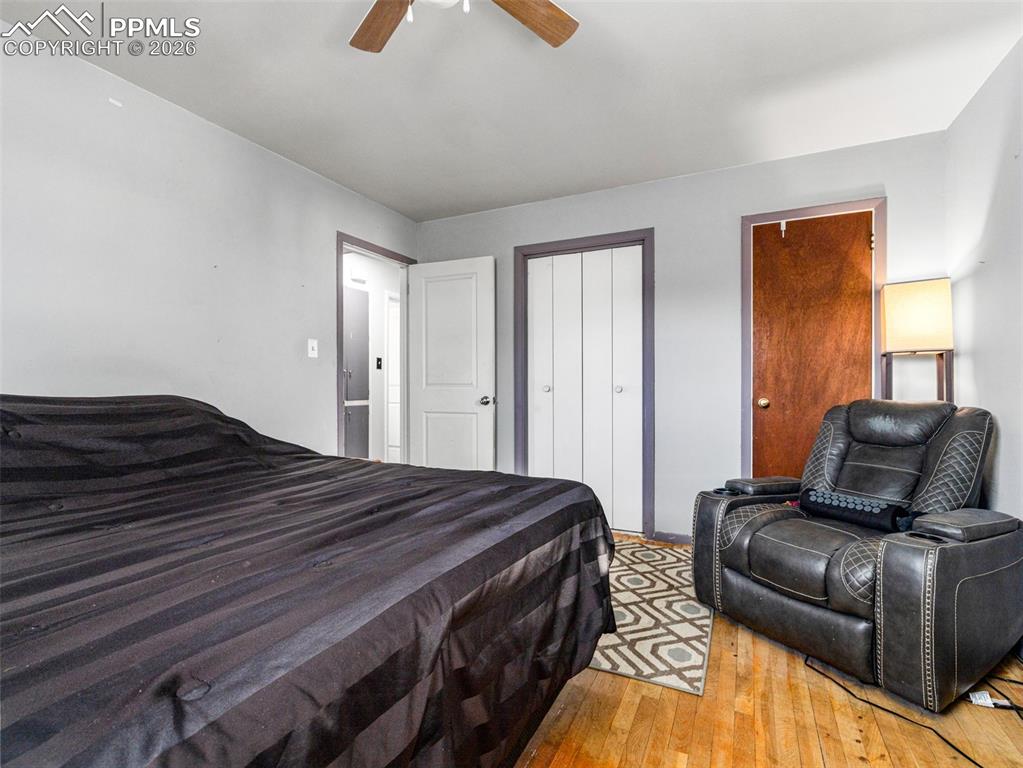 Image 15 of 20: Bedroom