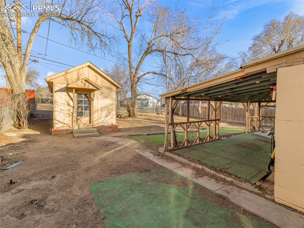 Image 17 of 20: Yard