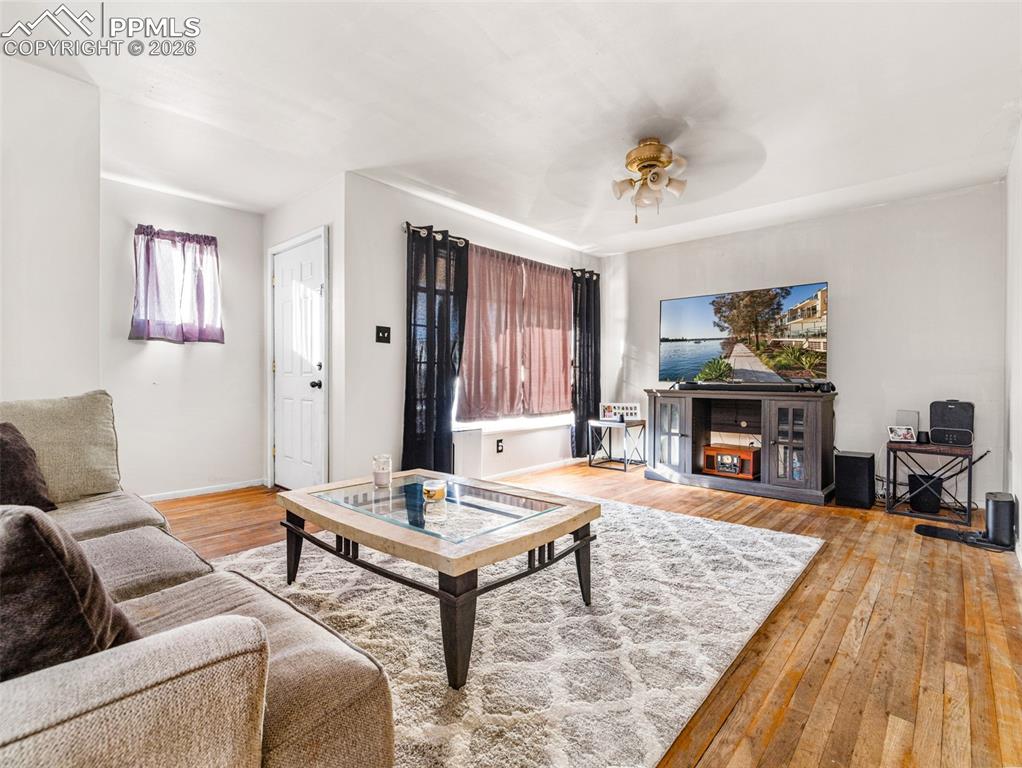 Image 4 of 20: Living Room