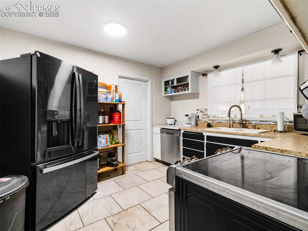 Image 7 of 20: Kitchen