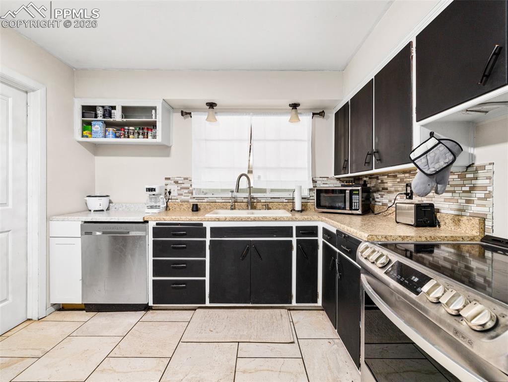 Image 8 of 20: Kitchen