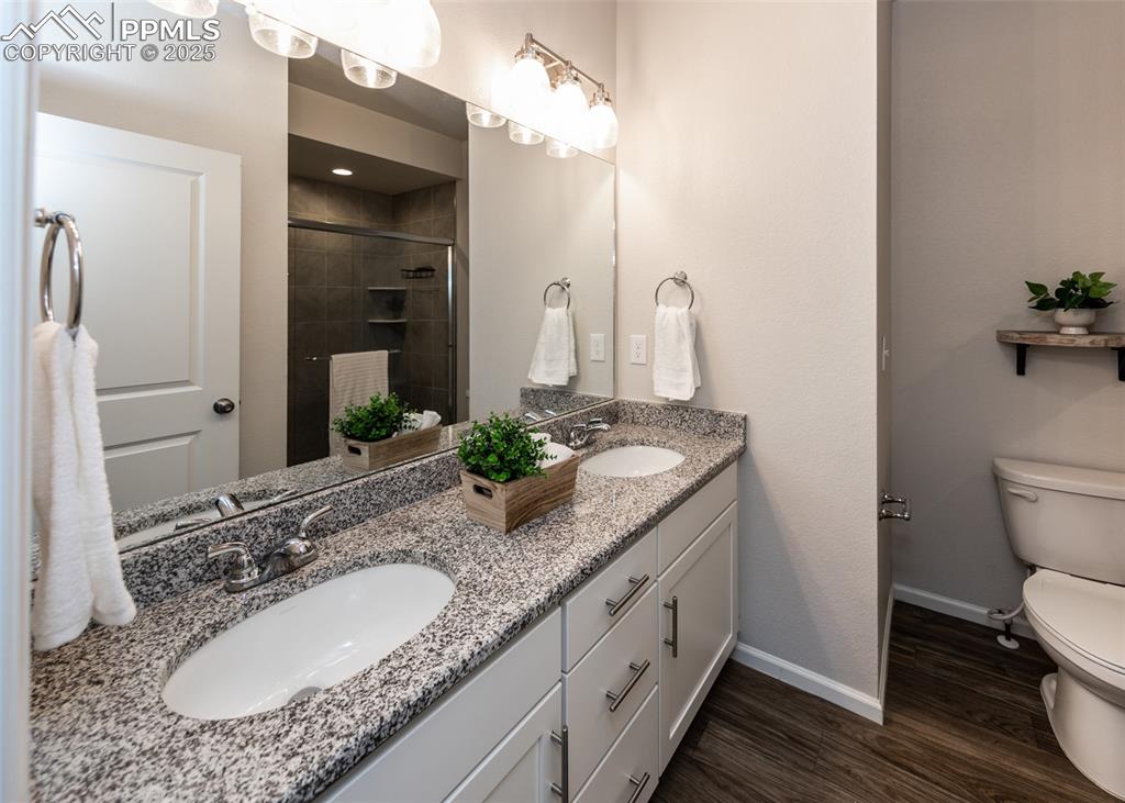 Image 21 of 37: Bathroom