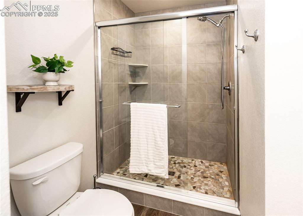 Image 22 of 37: Bathroom