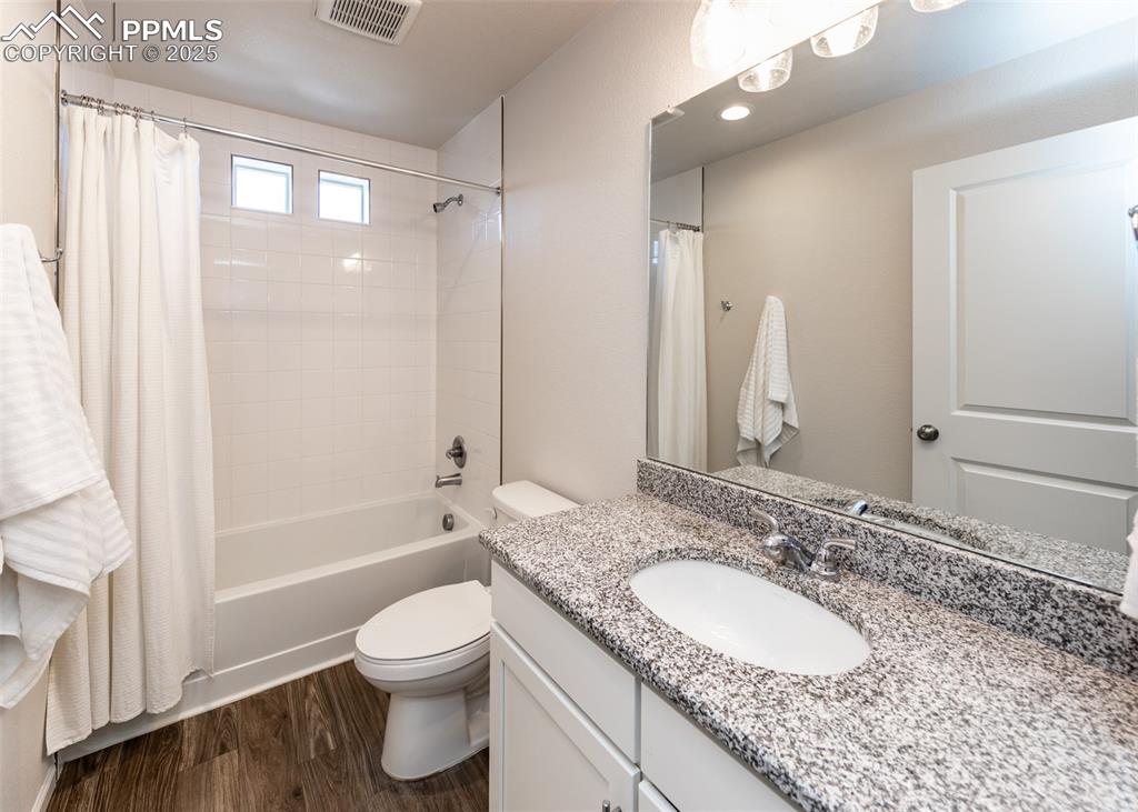 Image 27 of 37: Bathroom